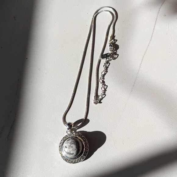 White Buffalo Pendant Silver Plated Signed‎ 'GS' Necklace - Picture 1 of 8